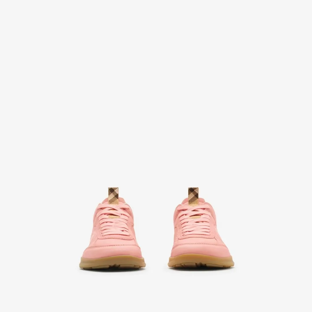 Men's Men's Shoes 💰440 [New Style] 🐝🐝Burberry - Burberr SU25 new MATRIX retro sneakers ♞size; 38-44 (45 customized) calfskin The main style of the summer fashion show, retro and casual, light and comfortable. Burberry made its debut at the brand's 2025 summer fashion show. Made of refined Italian leather with tonal topstitching details, it's inspired by sporty design. Paired with lightweight soles and Burberry check sneakers, they are embellished with embroidery of the brand's Equestrian Knight logo (EKD). - Lace-up design - EKD embroidery on the side - EKD embroidery on the sole